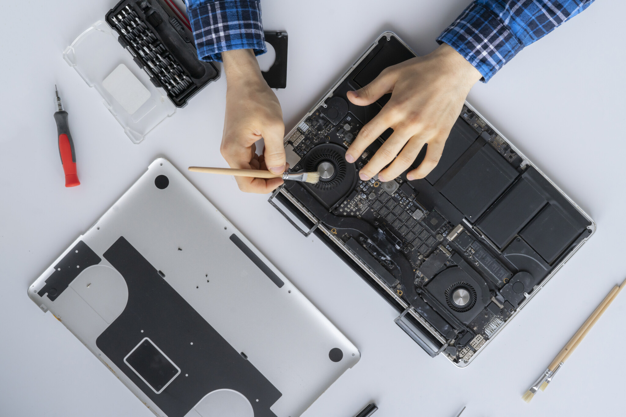 Technicien IPA Conseils lors d'une intervention de dépannage informatique dans les Yvelines